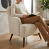 Poltrona Decorativa Naomi Pes Madeira Boucle TCE 1010 MOLL