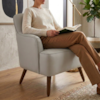 Poltrona Decorativa Naomi Pes Madeira Courino TCS 725 MOLL