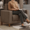 Poltrona Decorativa Oasis Pes Madeira Courino TCS 729 MOLL