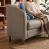 Poltrona Namoradeira 2 Lugares Aura 120 cm Pes Madeira Courino TCS 726 MOLL