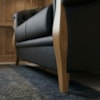 Sofá Living Capitone 2 Lugares Milano 188 cm Pes Madeira Courino TCS 724 MOLL